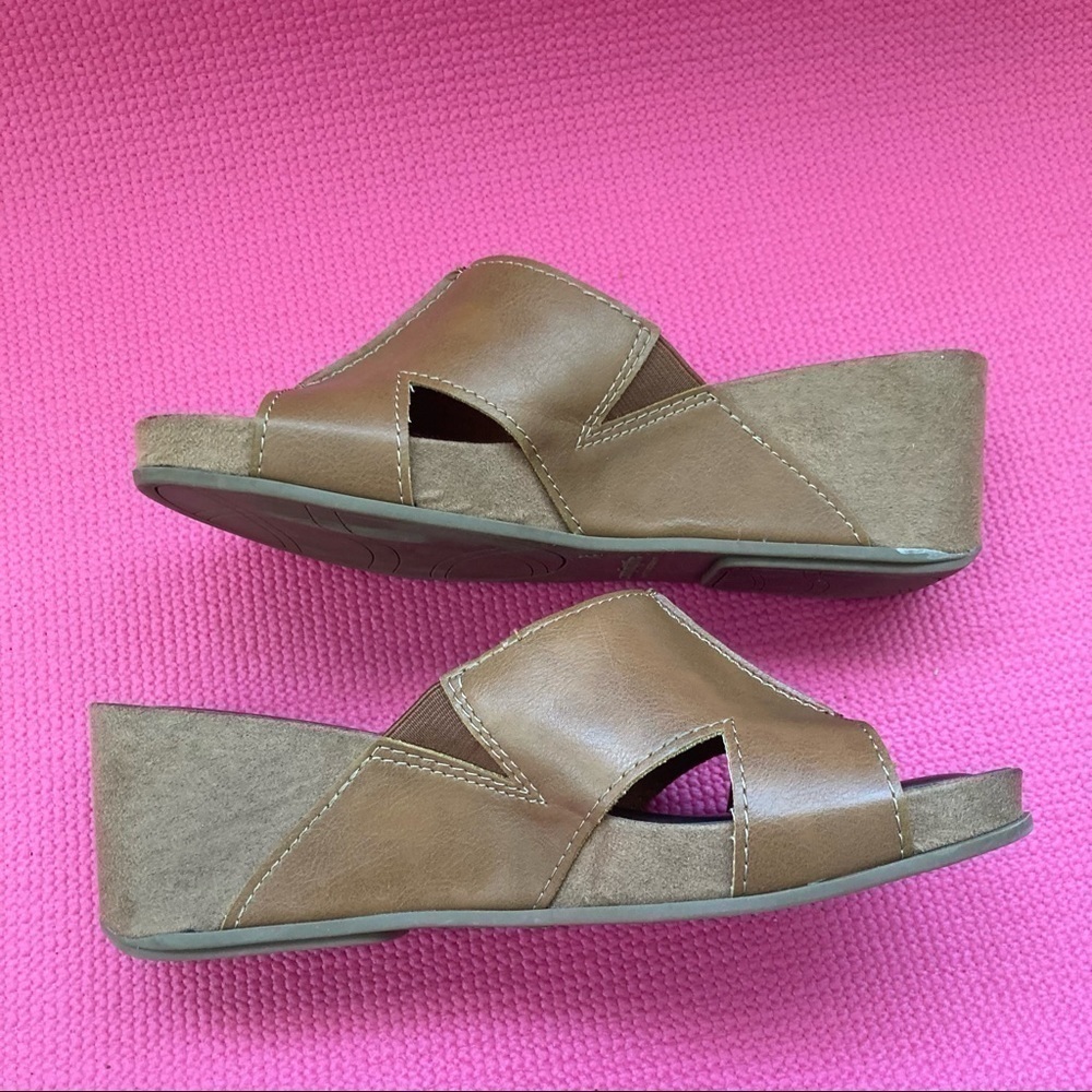 COMFORT PLUs Tan faux leather 2.75" WEDGE HEEL SLIP ON SANDALS SZ  7.5 - Picture 5 of 7
